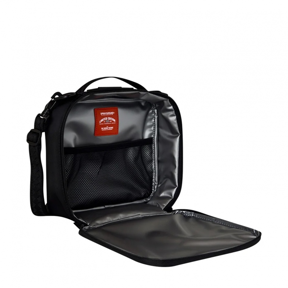SPRAYGROUND Cutie de prânz SHARK CENTRAL BLACK NYLON CAMO EMBOSSED SHARK - vezi 2 - Pepina.ro SPRAYGROUND Cutie de prânz SHARK CENTRAL BLACK NYLON CAMO EMBOSSED SHARK - vezi 2